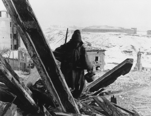 SPAIN. Teruel (Aragon front). December 1937.
"The Spanish Civil War".
Loyalist soldiers during the battle for this strategically located hilltop town on one major route to Barcelona.