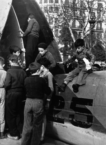 ICP 282 Barcelona. January, 1939. Running for shelter during an air raid. The city was being heavily bombed by fascist planes, as General Franco's troops rapidly approached.
The Spanish Civil War broke out in 1936, when part of the Spanish army rebelled against the Second Republic, a democratic government elected in 1931. It gained international dimensions when Fascist Germany and Italy began supporting the military uprising, led by General Franco, with weapons and soldiers. The USSR helped the Republic, and a significant contingent of volunteers joined the International Brigades and fought for the Republic. The conflict became the symbol of a larger conflict between Fascists and Communists. The war ended in 1939 with Franco's victory over the Republicans.