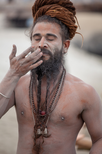 Sadhu-Practising-Yoga-and-Washing-at-the-Ganga-3411