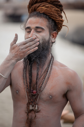 Sadhu-Practising-Yoga-and-Washing-at-the-Ganga-3412