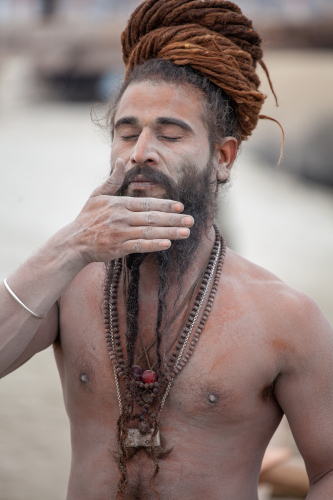 Sadhu-Practising-Yoga-and-Washing-at-the-Ganga-3413