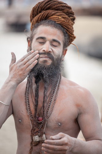 Sadhu-Practising-Yoga-and-Washing-at-the-Ganga-3414