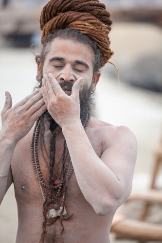 Sadhu-Practising-Yoga-and-Washing-at-the-Ganga-3415