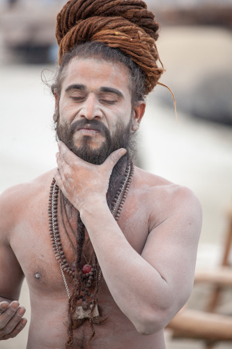 Sadhu-Practising-Yoga-and-Washing-at-the-Ganga-3416