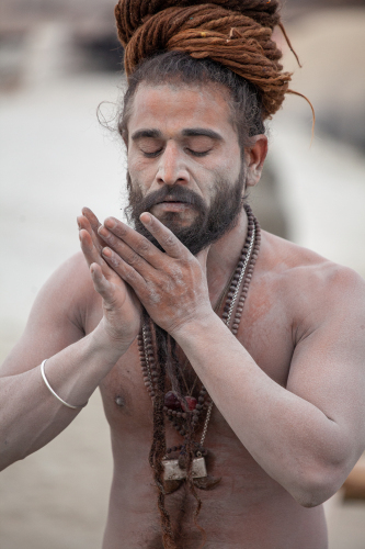 Sadhu-Practising-Yoga-and-Washing-at-the-Ganga-3417