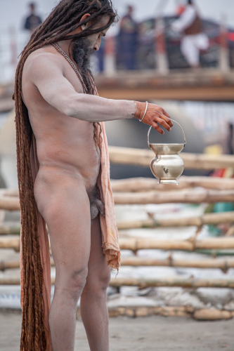 Sadhu-Practising-Yoga-and-Washing-at-the-Ganga-3500